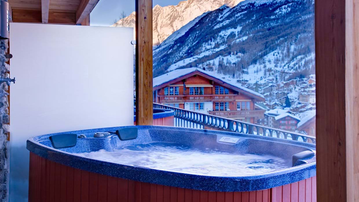 6708490hot-tub.jpg