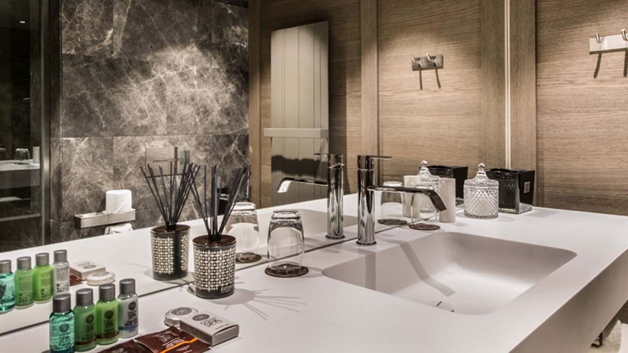 La Datcha Courchevel 1850 Luxury Ski Bathroom 4 img