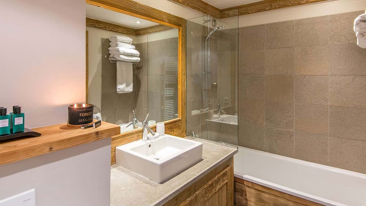 chalet_de_la_cloche_tignes_bathroom.jpg