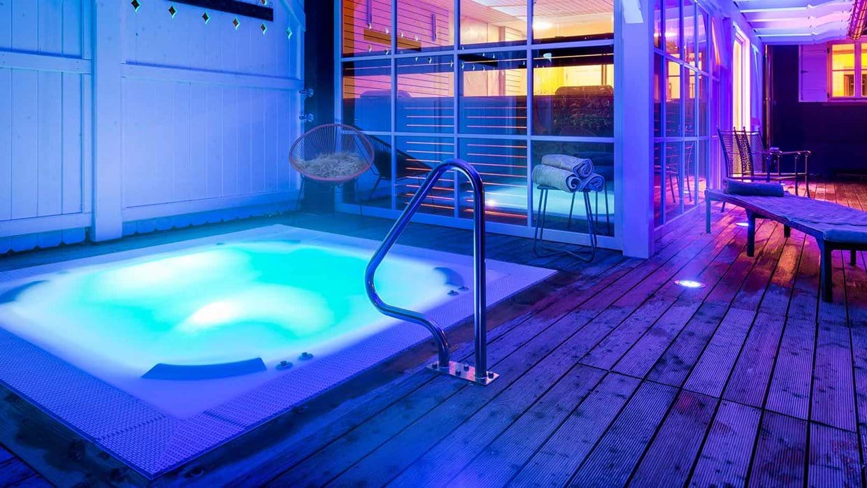 sweet_little_home_st_anton_austria_luxury_ski_hot_tub.jpg