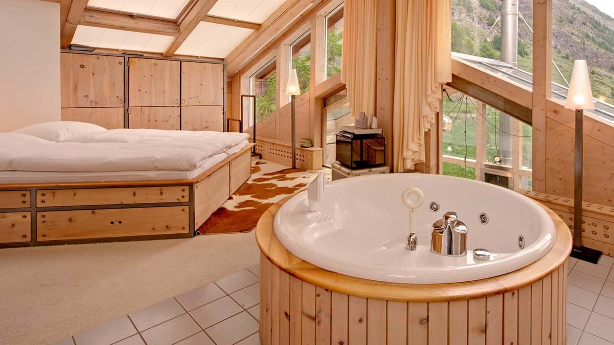 chalet_heinz_julen_penthouse_zermatt_switzerland_luxury_ski_bedroom.jpg