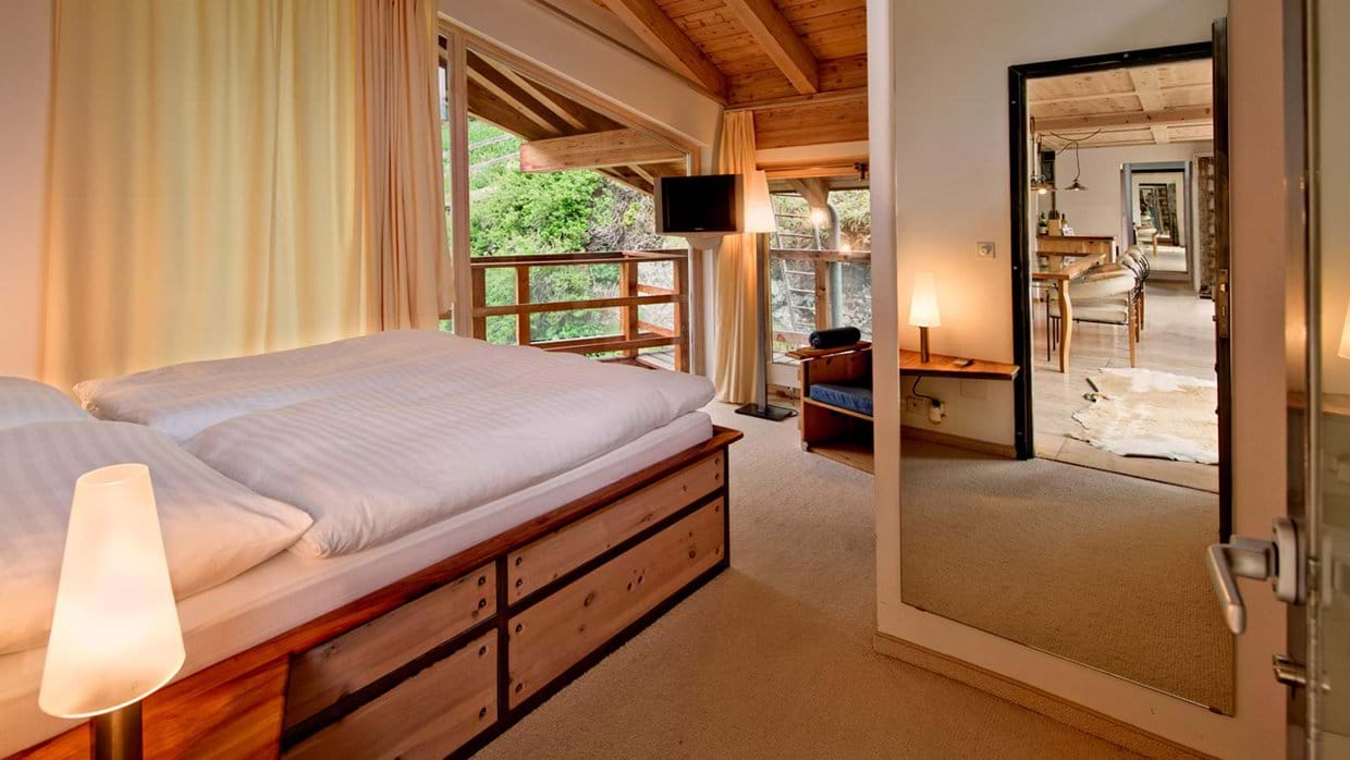 chalet_heinz_julen_penthouse_zermatt_switzerland_luxury_ski_holiday_bedroom_2.jpg