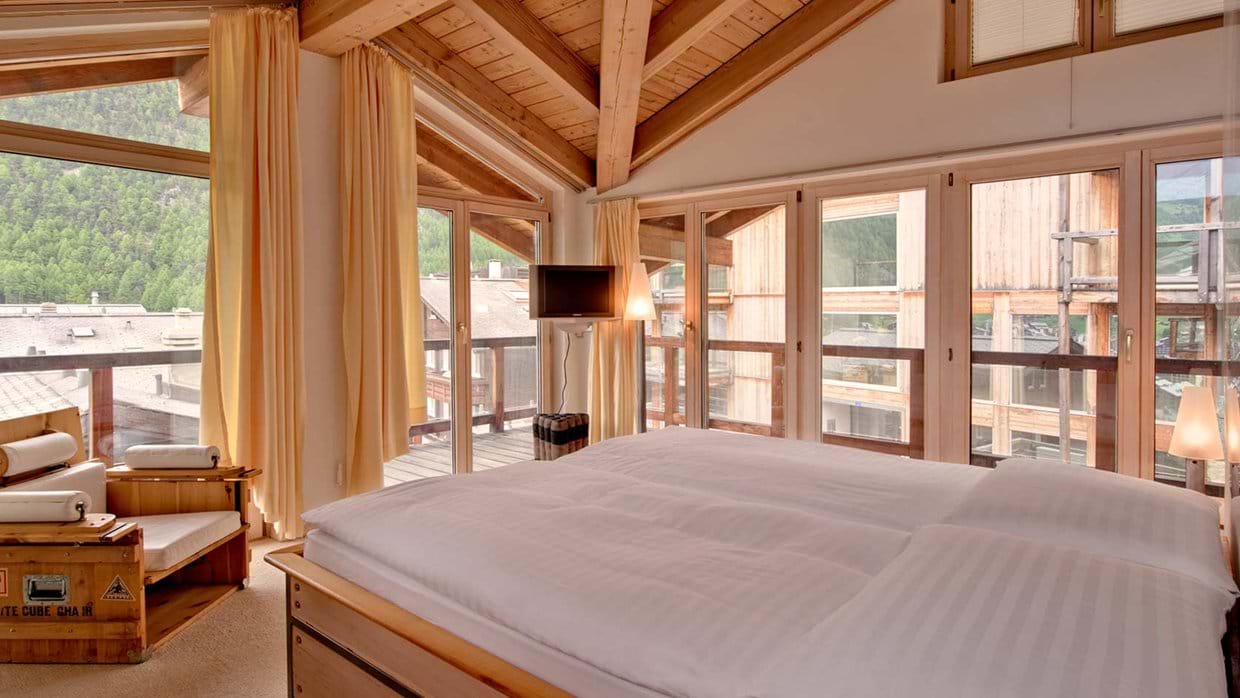 chalet_heinz_julen_penthouse_zermatt_switzerland_luxury_ski_holiday_bedroom_3.jpg