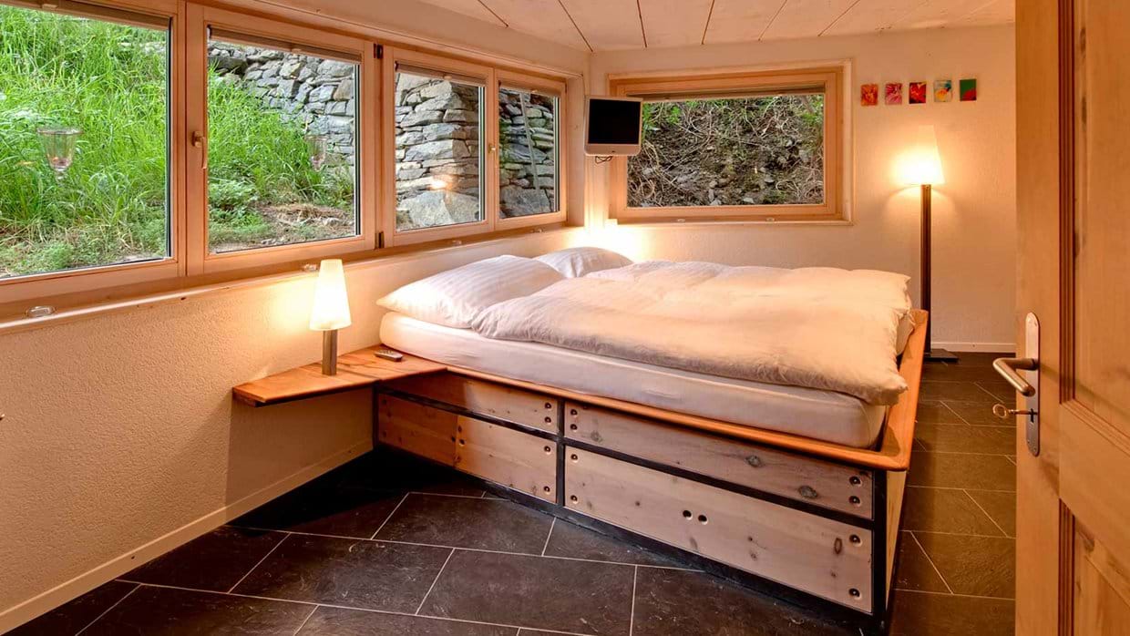 chalet_heinz_julen_penthouse_zermatt_switzerland_luxury_ski_holiday_bedroom_4.jpg