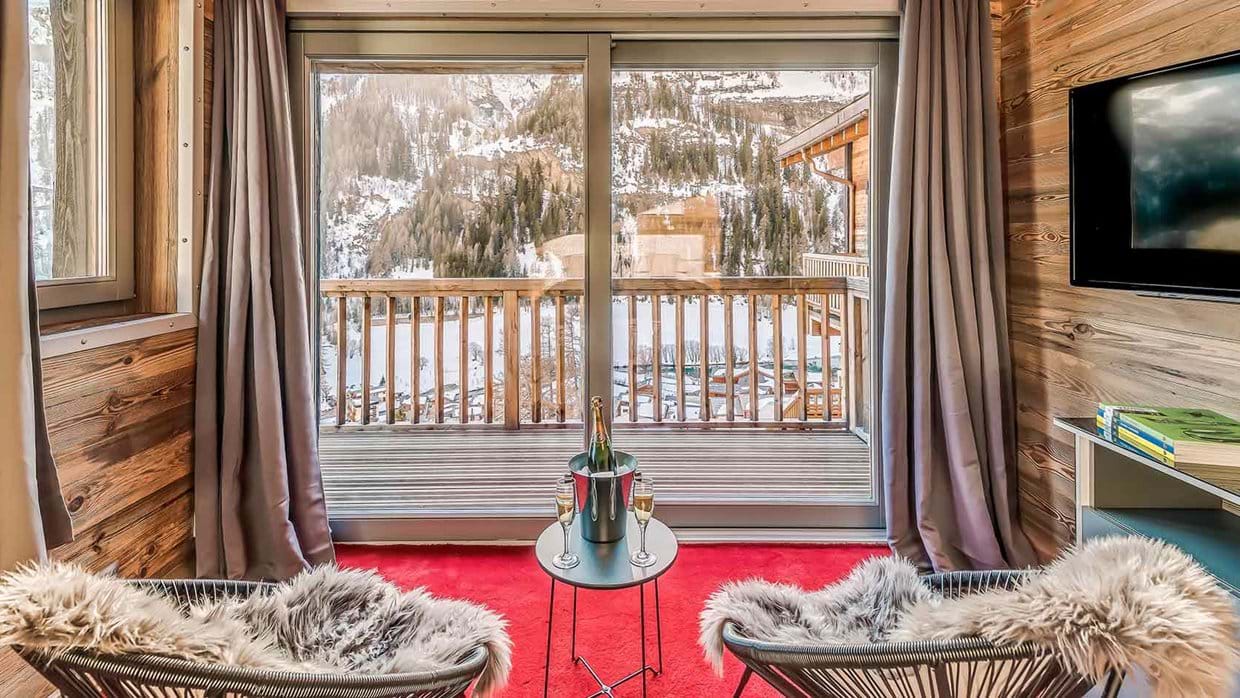 charlie_residence_tignes_luxury_ski_chalet_luxury_ski_oxford_ski_sitting_area.jpg