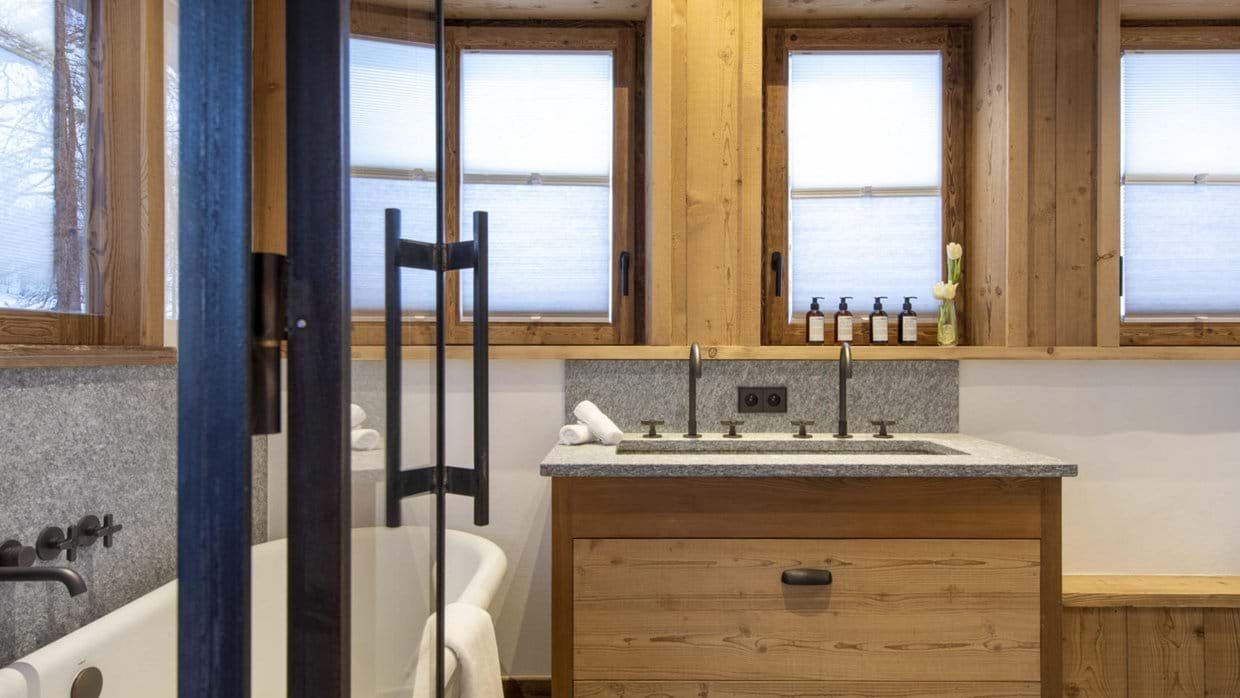 chalet_cala_201_val_disere_luxury_chalet_oxford_ski_bathroom.jpg
