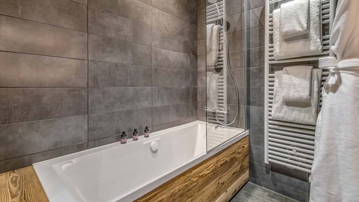apartment_ben_nevis_les_gets_oxford_ski_luxury_ski_chalet_bathrom4-min.jpg