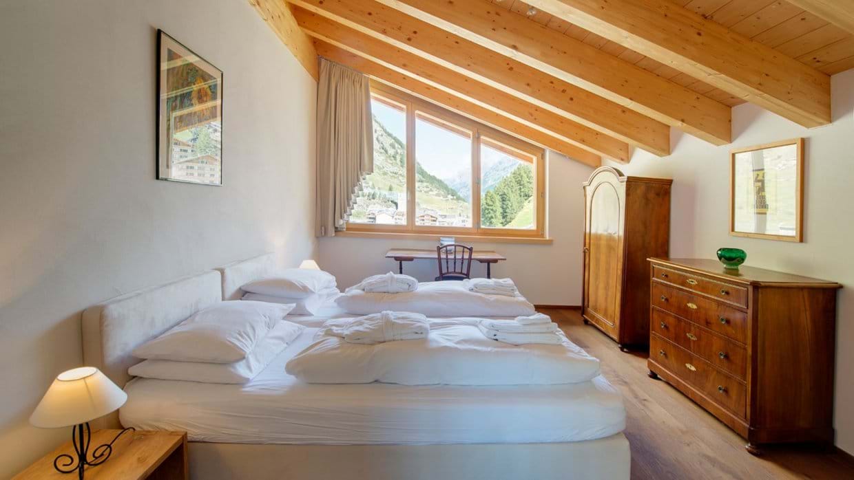 Luxury-ski-chalet-zermatt-chalet-zora-oxford-ski -bedroom (1).jpg