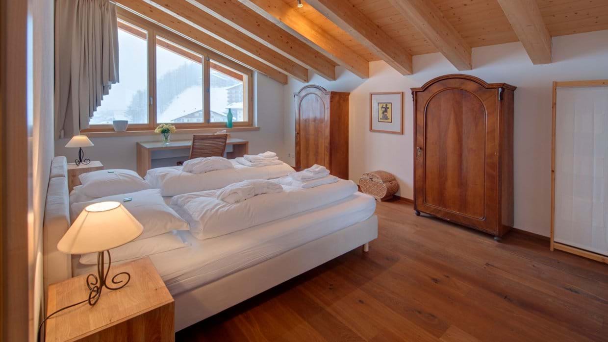 Luxury-ski-chalet-zermatt-chalet-zora-oxford-ski -bedroom (3).jpg
