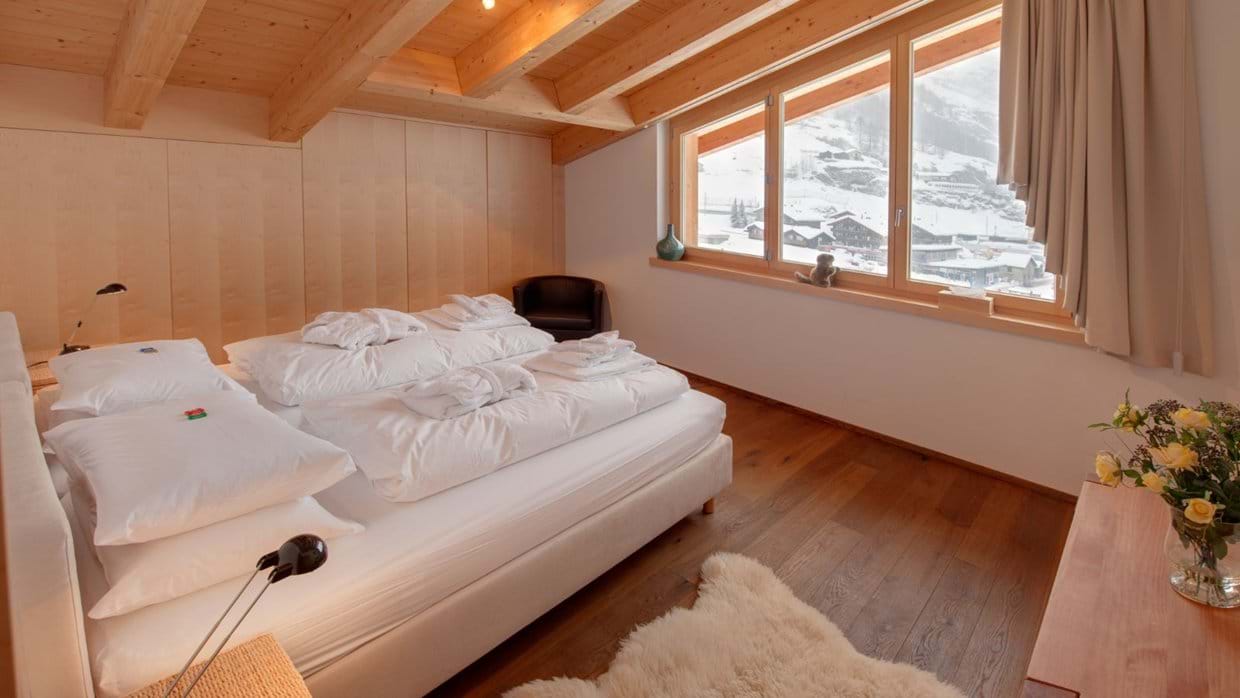 Luxury-ski-chalet-zermatt-chalet-zora-oxford-ski -bedroom (4).jpg
