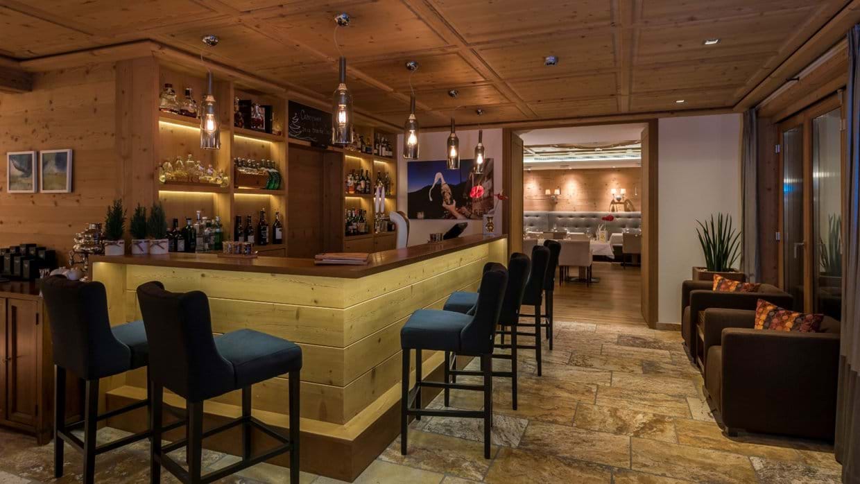 Luxury-ski-hotel-st anton-hotel- tannenhof-oxford-ski-bar (3).jpg