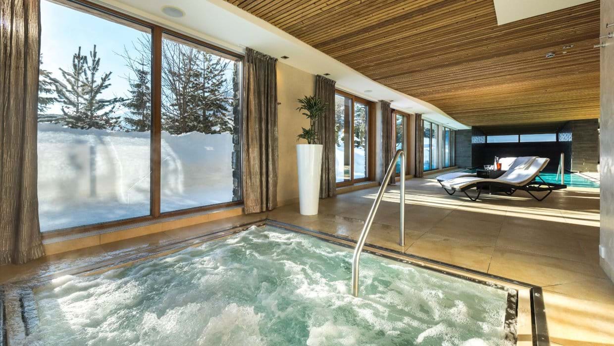 Luxury-ski-hotel-st anton-hotel- tannenhof-oxford-ski-jacuzzi.jpg