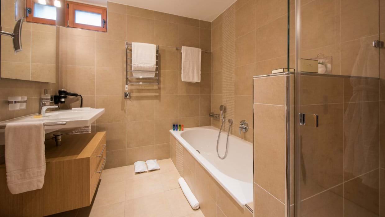 luxury-ski-chalet-zermatt-shalimar-oxford-ski-bathroom (7).jpg