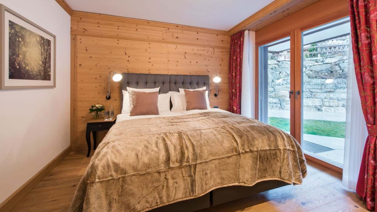 luxury-ski-chalet-zermatt-shalimar-oxford-ski-bedroom (1).jpg