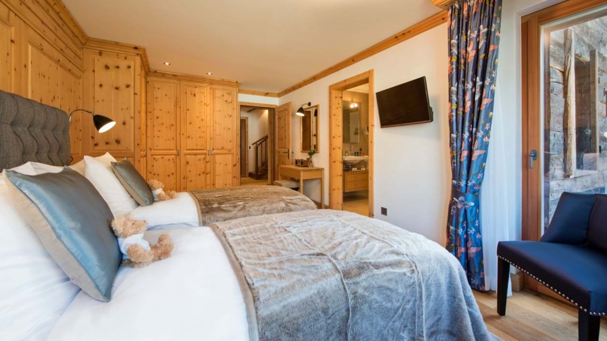 luxury-ski-chalet-zermatt-shalimar-oxford-ski-bedroom (4).jpg
