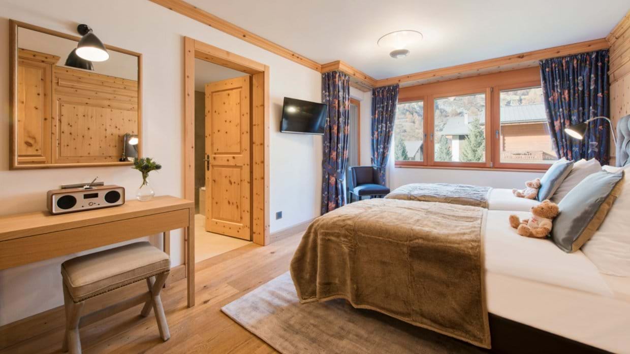 luxury-ski-chalet-zermatt-shalimar-oxford-ski-bedroom (5).jpg