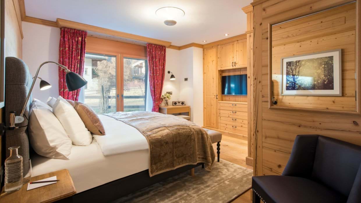 luxury-ski-chalet-zermatt-shalimar-oxford-ski-bedroom (9).jpg
