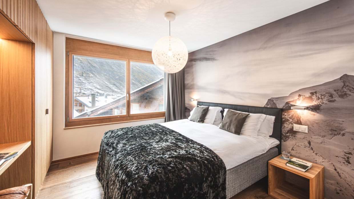 luxury-ski-chalet-zermatt-lys-oxford-ski-bedroom (1).jpg