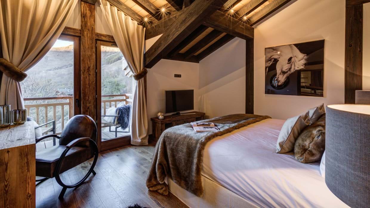 Luxury-ski-chalet-white-mountain-oxford-ski-bedroom 1-image 3.jpg