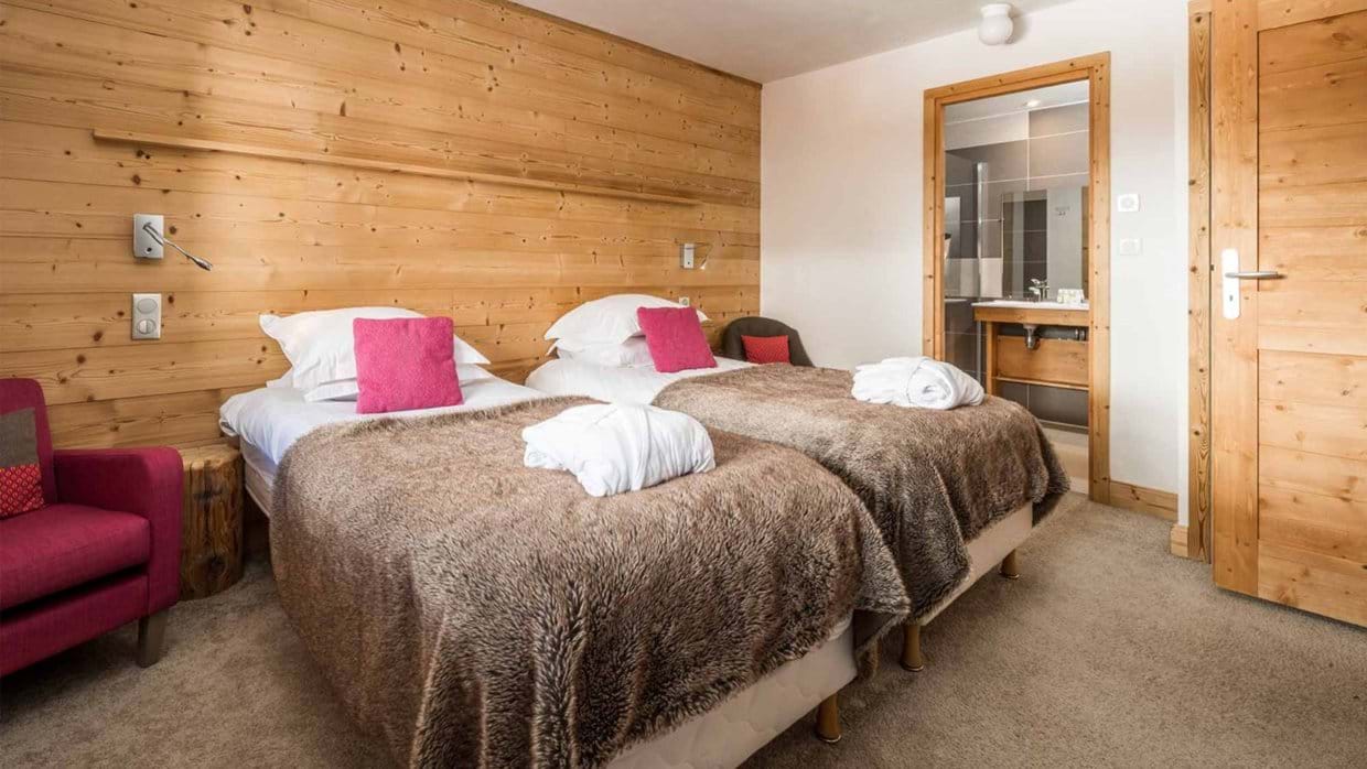 luxury-ski-chalet-vald'isere-acajuma-oxford-ski-bedroom (5).jpg