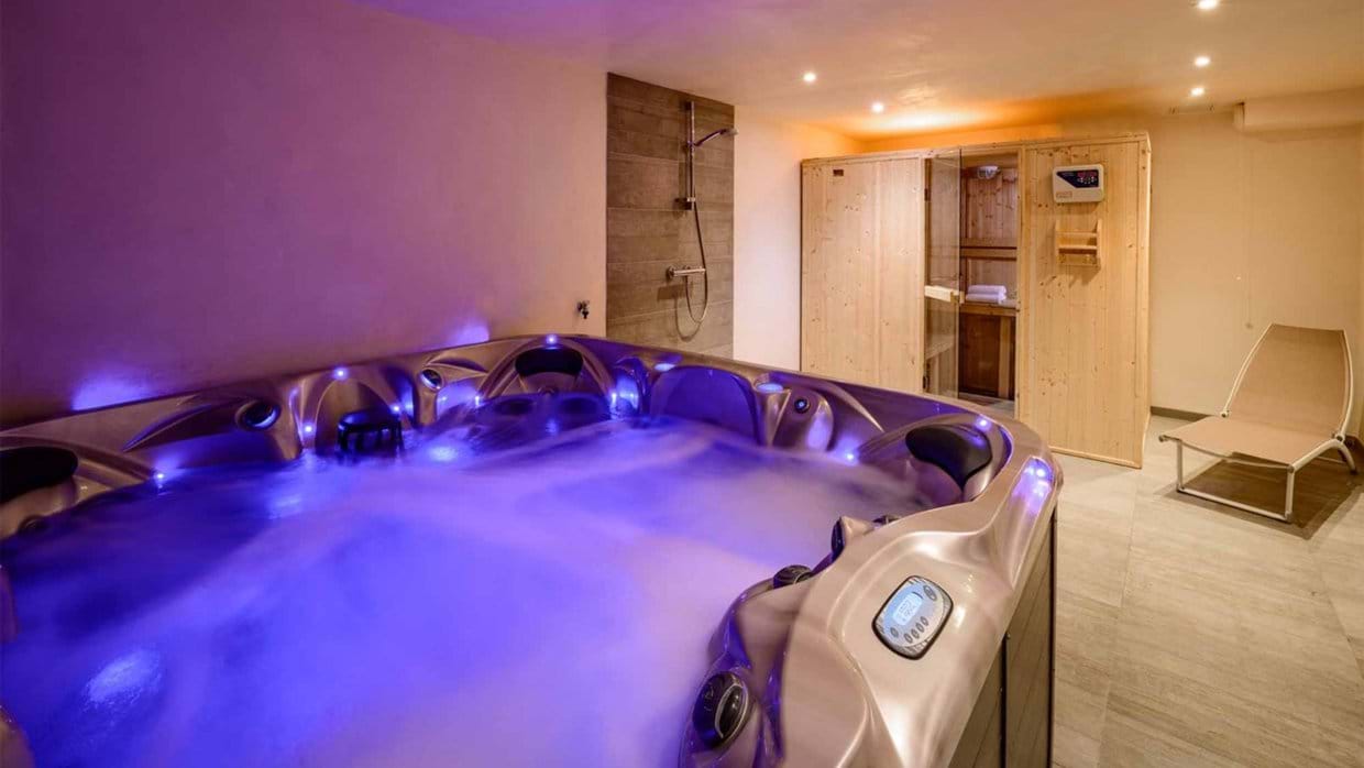 luxury-ski-chalet-vald'isere-acajuma-oxford-ski-hot-tub.jpg