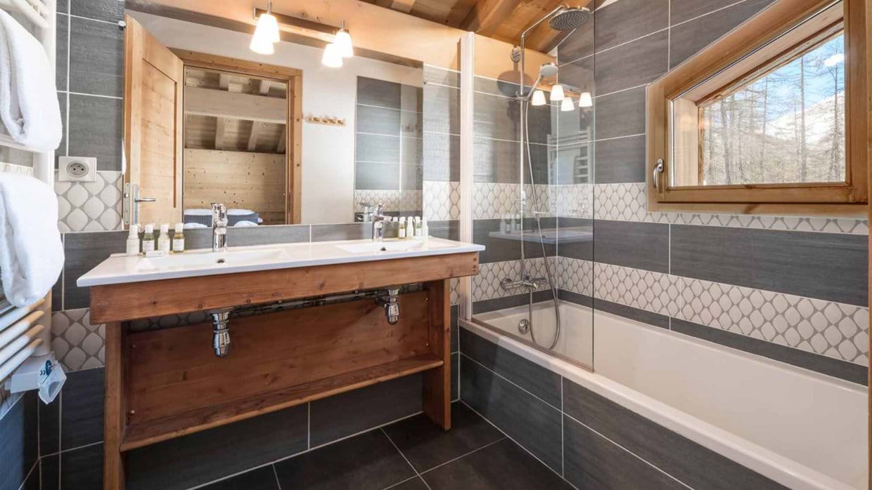 luxury-ski-chalet-vald'isere-acajuma-oxford-ski-bathroom (2).jpg