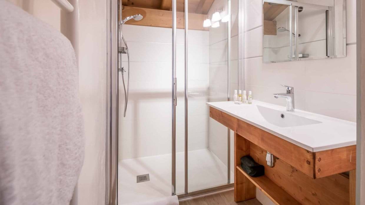 luxury-ski-chalet-vald'isere-acajuma-oxford-ski-bathroom (4).jpg