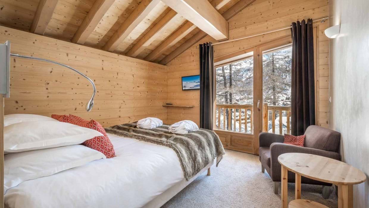 luxury-ski-chalet-vald'isere-acajuma-oxford-ski-bedroom (1).jpg