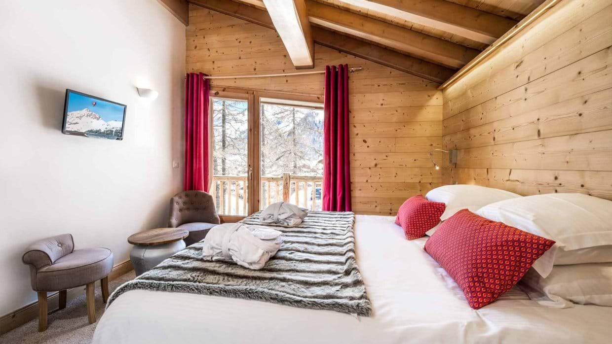 luxury-ski-chalet-vald'isere-acajuma-oxford-ski-bedroom (2).jpg