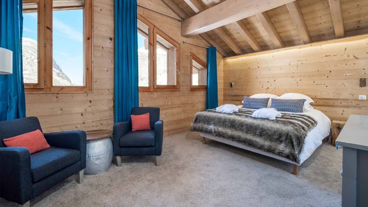 luxury-ski-chalet-vald'isere-acajuma-oxford-ski-bedroom (3).jpg