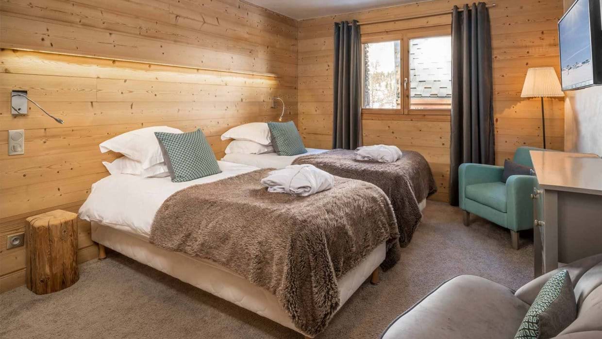 luxury-ski-chalet-vald'isere-acajuma-oxford-ski-bedroom (4).jpg