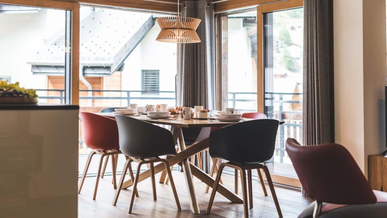 luxury-ski-chalet-zermatt-ti-oxford-ski-dining (2).jpg