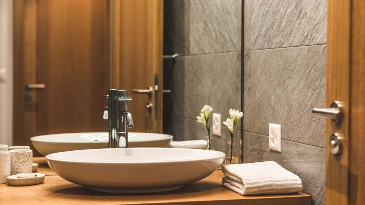 luxury-ski-chalet-zermatt-ti-oxford-ski-bathroom (2).jpg