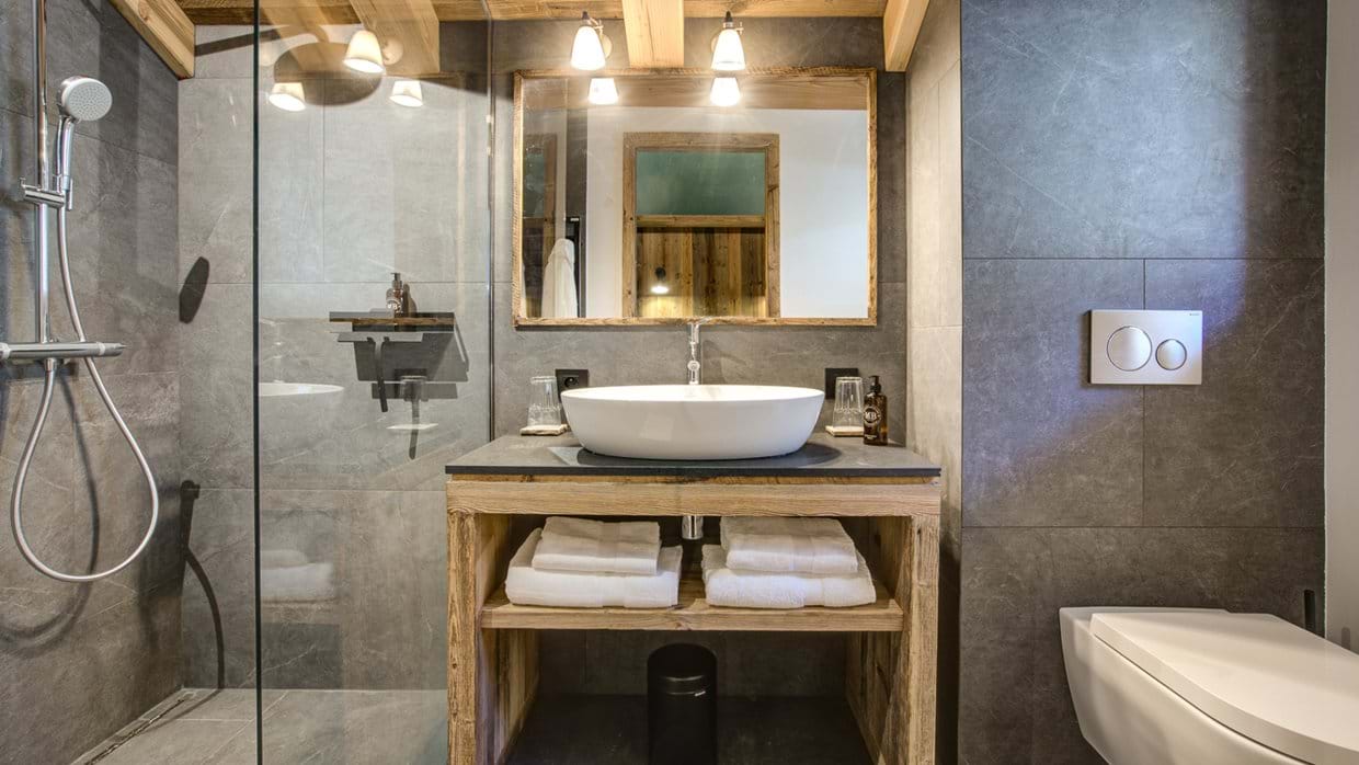 luxury-ski-chalet-meribel-chalet-bergeronnette-oxford-ski-BedroomSixBathroom.jpg