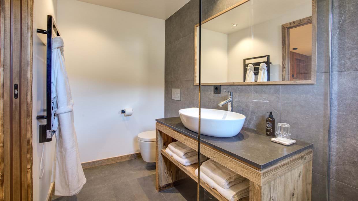luxury-ski-chalet-meribel-chalet-bergeronnette-oxford-ski-BedroomThreeBathroom.jpg