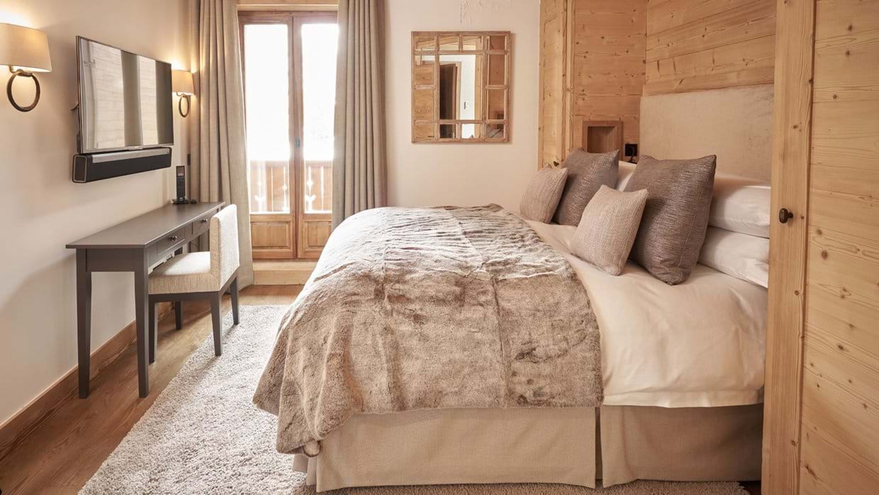 Luxury-ski-chalet-Val-d-Isere-choucas-penthouse-oxford-ski-bedroom.jpg