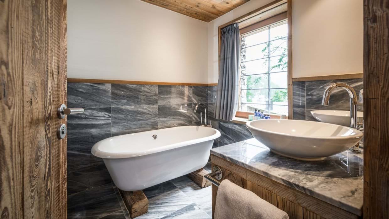 luxury-ski-chalet-valdisere-inoko-oxford-ski-bathroom (1).jpg