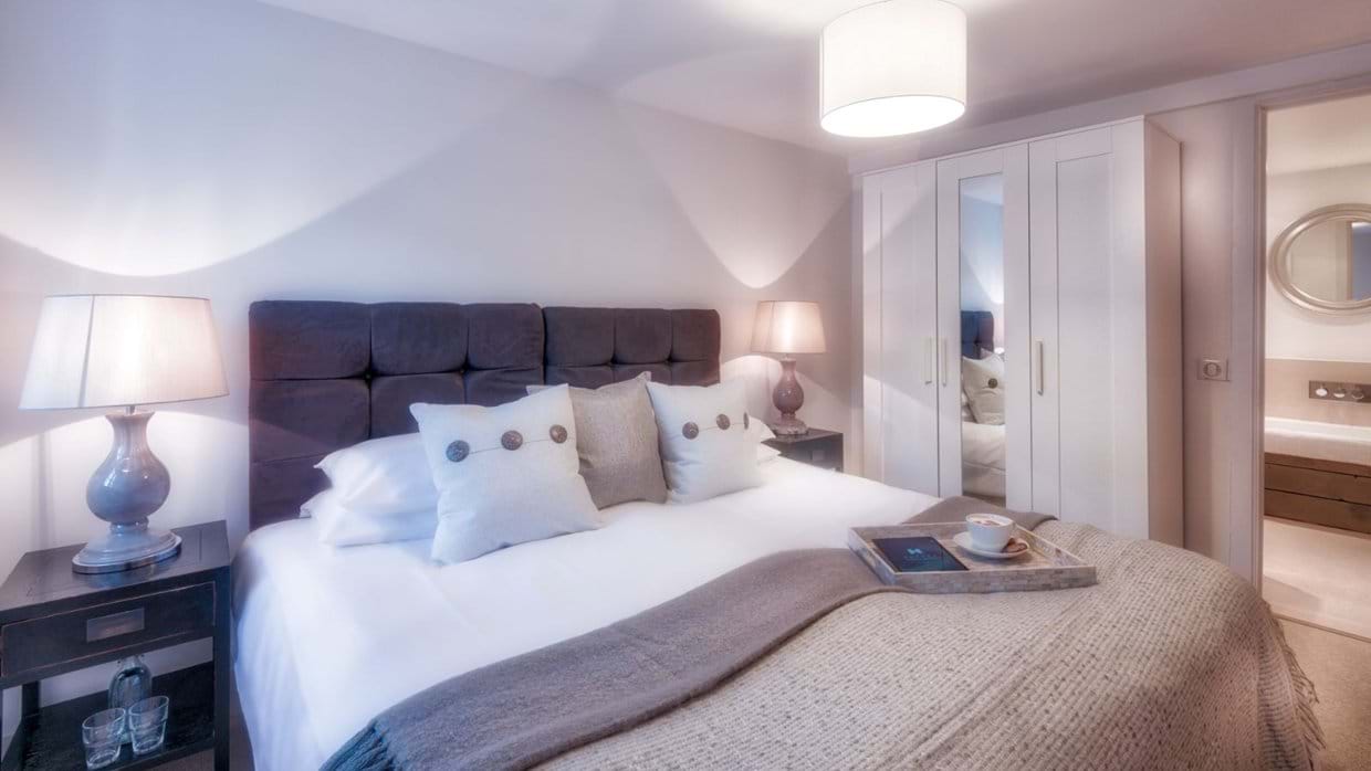 Luxury-ski-chalet-Morzine-Apartment-6-Oxford-Ski-Bedroom (2).jpg