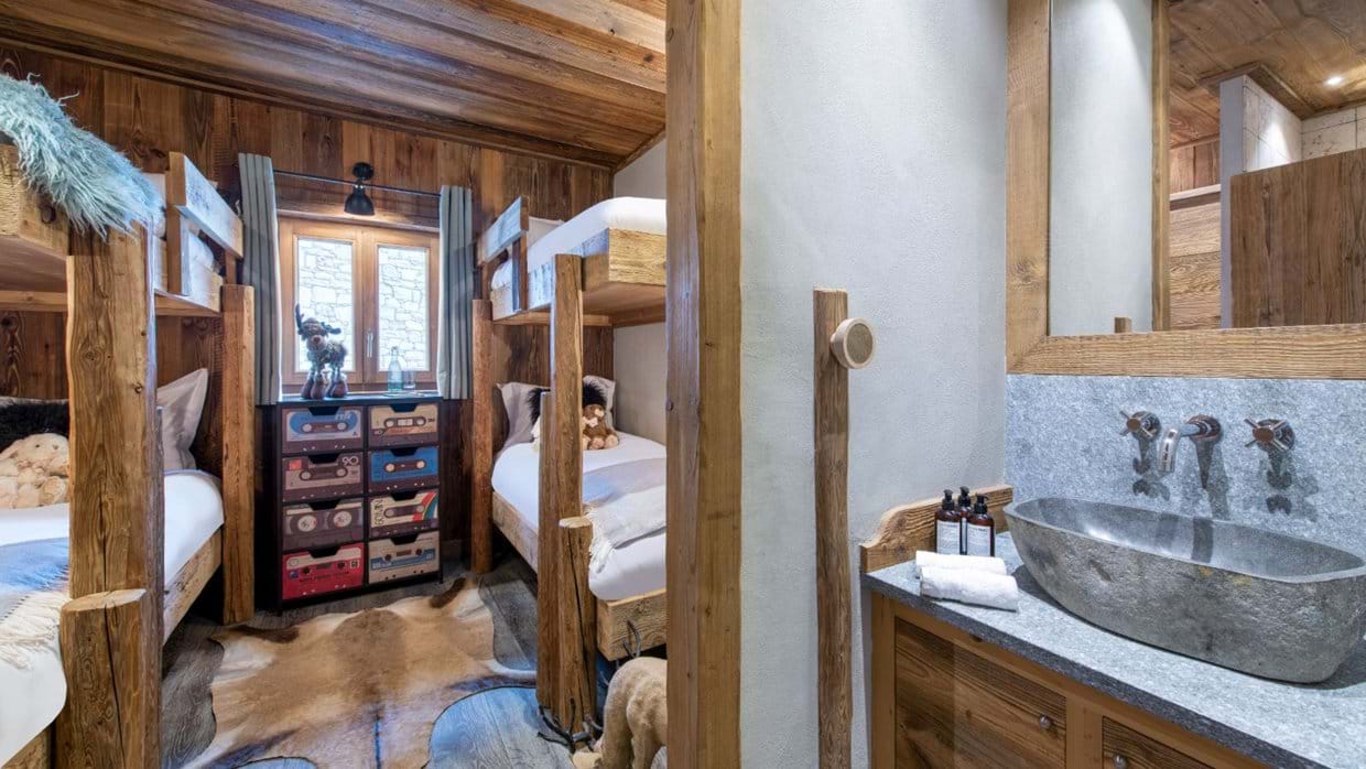 Chalet_face_a_Face_Val-d-Isere_Oxford_Ski_Bunkroom2.jpg