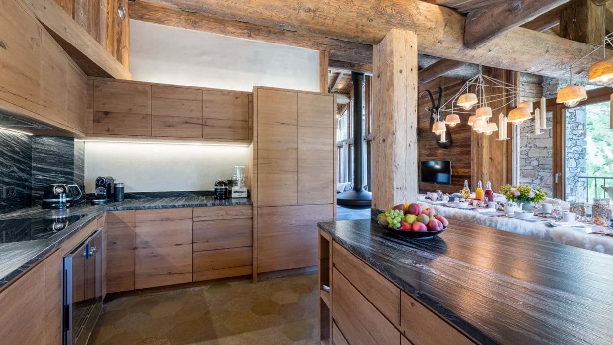 Chalet_face_a_Face_Val-d-Isere_Oxford_Ski_Kitchen.jpg