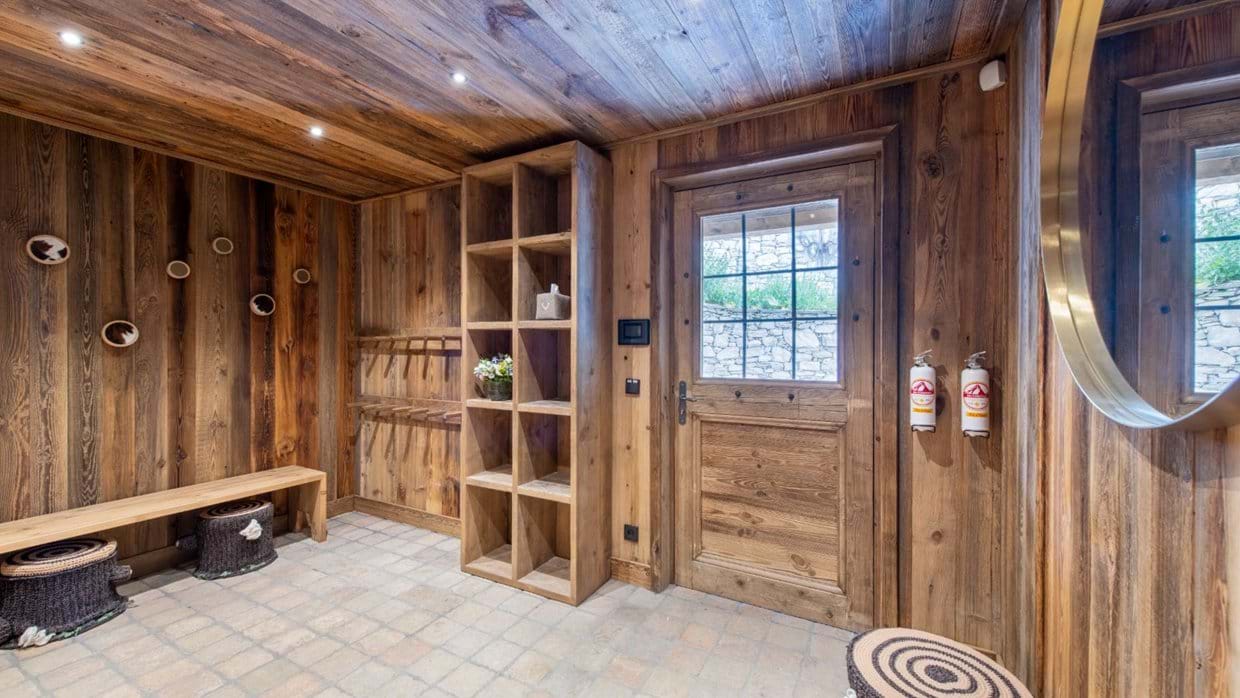 Chalet_face_a_Face_Val-d-Isere_Oxford_Ski_SkiRoom2.jpg