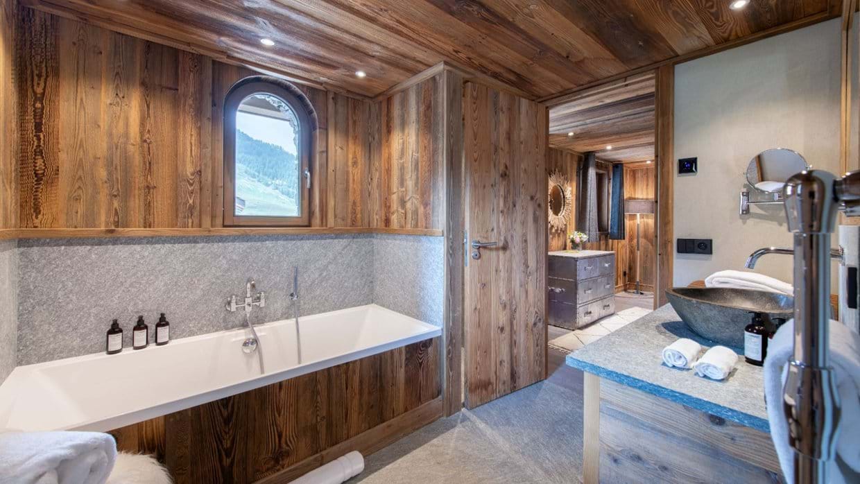 Chalet_face_a_Face_Val-d-Isere_Oxford_Ski_Bathroom2.jpg