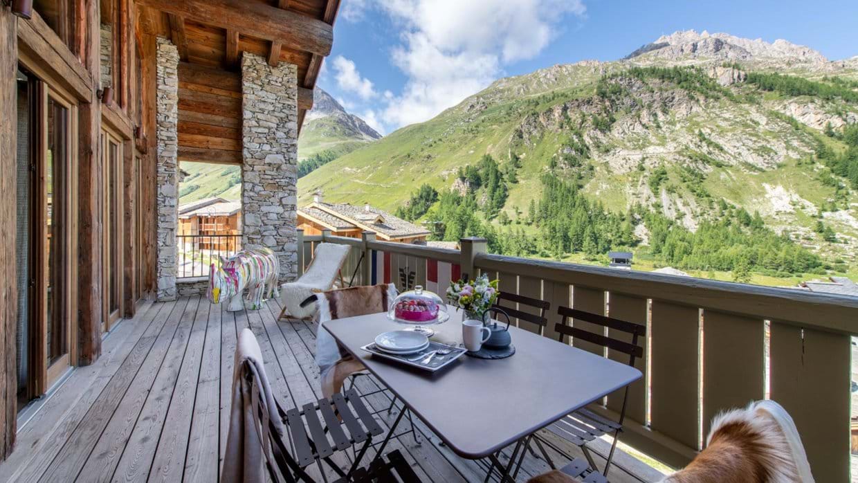 Chalet_face_a_Face_Val-d-Isere_Oxford_Ski_Bedroom (76).jpg