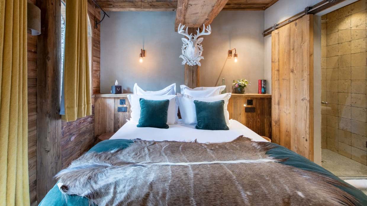 Chalet_face_a_Face_Val-d-Isere_Oxford_Ski_Bedroom3.jpg