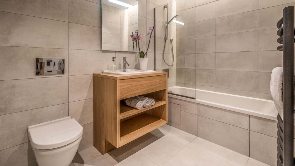 Luxury-ski-chalet-Les-Arcs-Suite-koda-Oxford-Ski-Bathroom.jpg