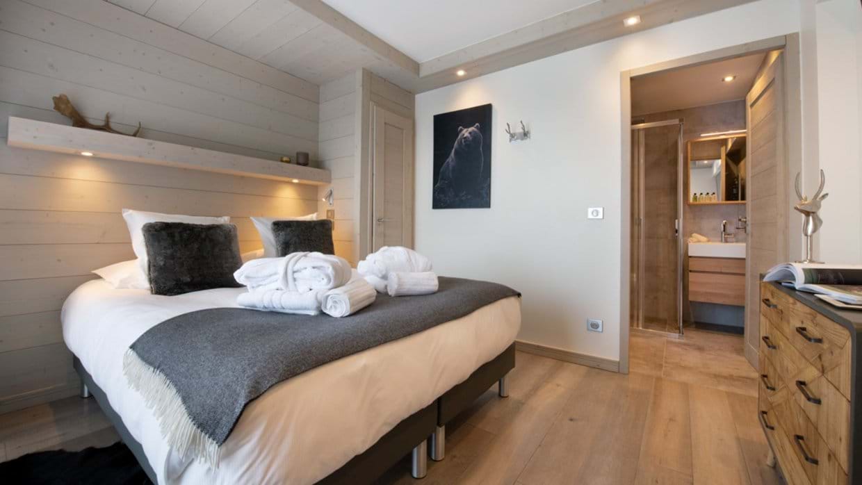 Luxury-ski-chalet-courchevel-1650-Le-C-Oxford-Ski-Bedroom (13).jpg