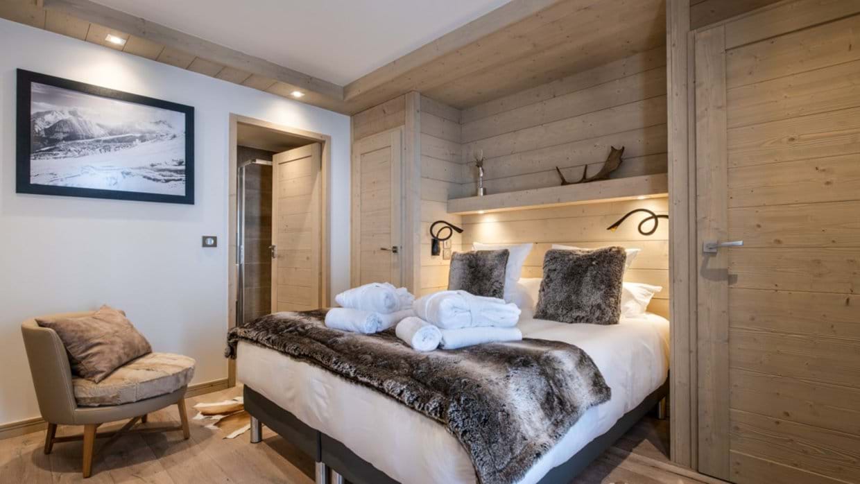 Luxury-ski-chalet-courchevel-1650-Le-C-Oxford-Ski-Bedroom (16).jpg