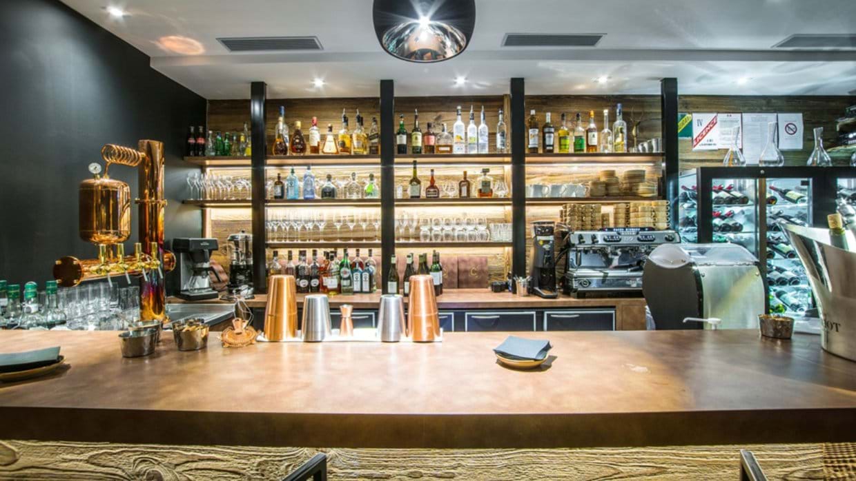 Luxury-ski-chalet-courchevel-1650-Le-C-Oxford-Ski-Bar.jpg