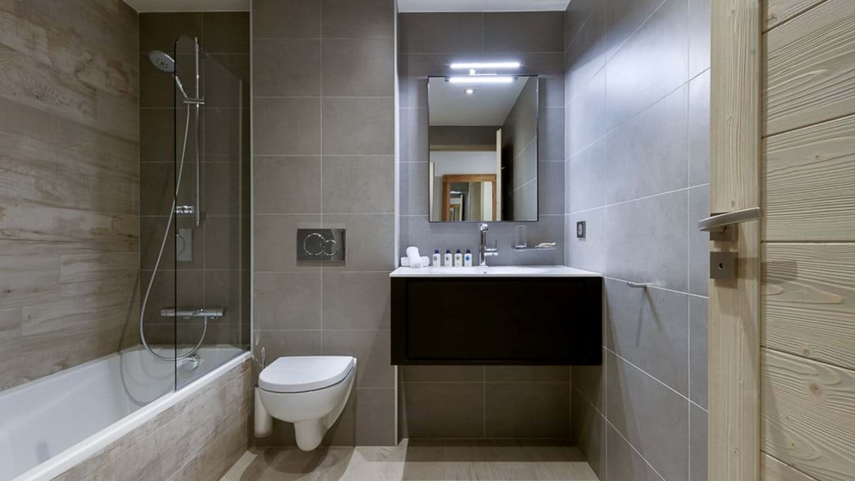 Luxury-ski-chalet-courchevel-1650-Le-C-Oxford-Ski-Bathroom.JPG