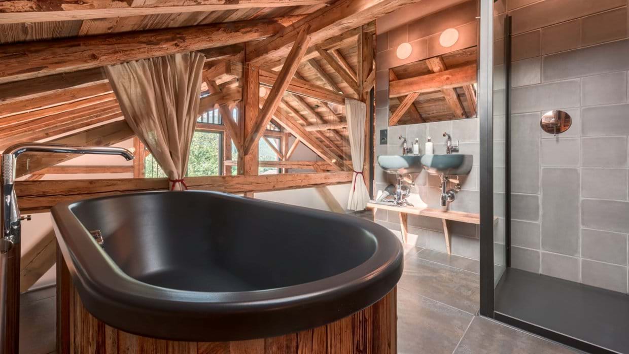 Luxury-Ski-Chalet-Morzine-Chalet-Bobb-Oxford-Ski-Bath.jpg